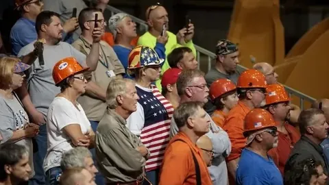 银行卡发行及交易额先降后升，助力消费回暖